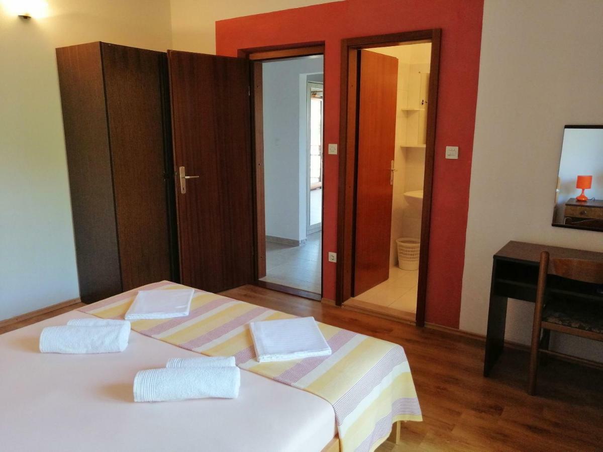 Apartments And Room Caric Елса Экстерьер фото