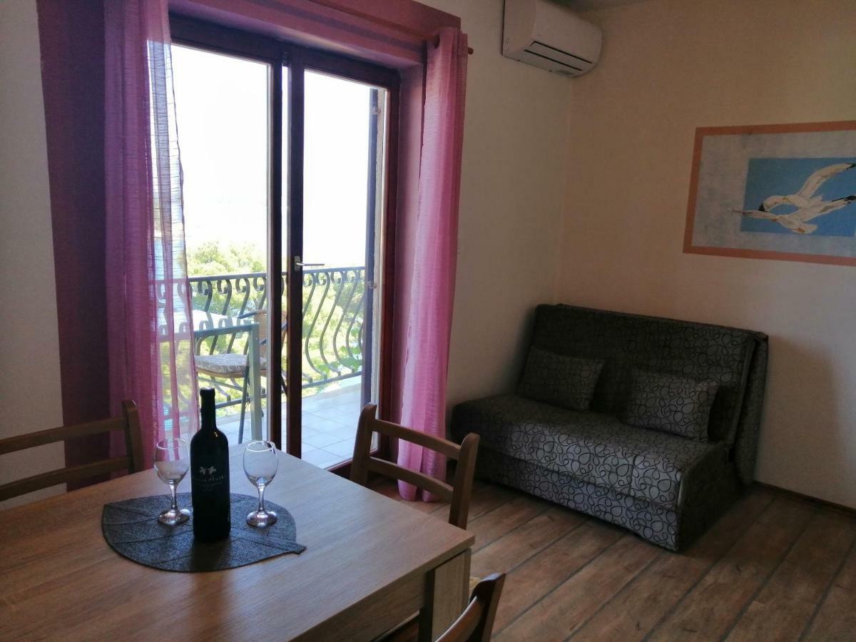 Apartments And Room Caric Елса Экстерьер фото